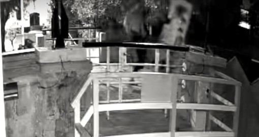 Albisola, presa a calci e pugni la sagoma del pescatore sulla passeggiata: la telecamera riprende l'atto vandalico Albisola, presa a calci e pugni la sagoma del pescatore sulla passeggiata: la telecamera riprende l'atto vandalico