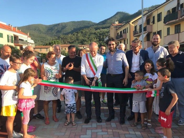 Albenga, dopo il restyling inaugurata la piazza 'Falcone e Borsellino' (FOTO) Albenga, dopo il restyling inaugurata la piazza 'Falcone e Borsellino' (FOTO)