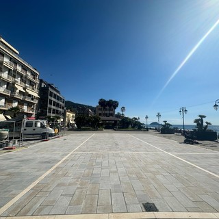 Alassio, terminata la posa delle basole di arenaria in piazza Partigiani Alassio, terminata la posa delle basole di arenaria in piazza Partigiani