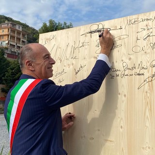 Il sindaco Melgrati durante la cerimonia di posa del primo pannello per il nuovo edificio