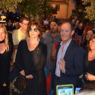 Andora, Veronica Pivetti inaugura il red carpet e conquista il pubblico con il suo libro "Mai all’Altezza"