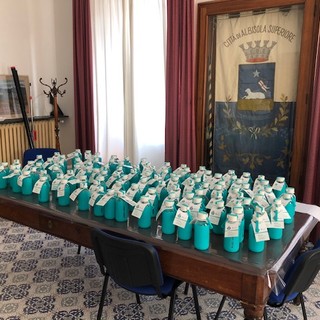 Albisola Plastic Free, borracce di vetro in regalo alla scuola e al personale comunale