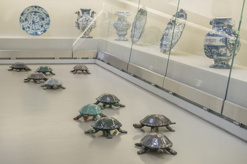 Anne Laure Sacriste, Controcorrente, 2019. Installazione al Museo della Ceramica di Savona. Foto: Fulvio Rosso