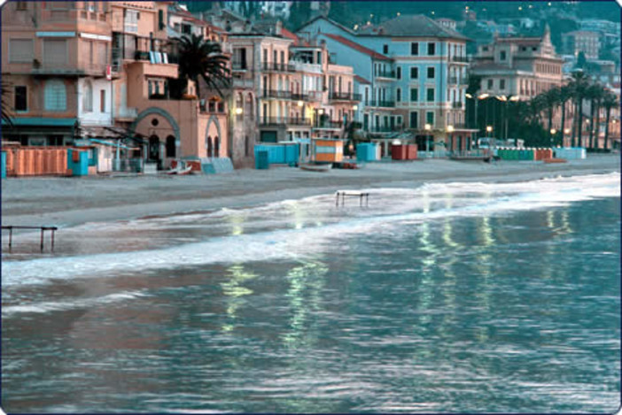 Alassio: calano il buio e il silenzio per commemorare la tragedia di Genova Alassio: calano il buio e il silenzio per commemorare la tragedia di Genova