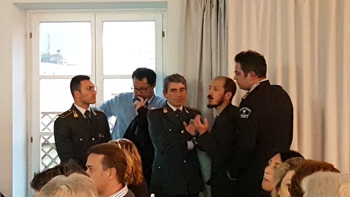 Alassio, contestatore interrompe la conferenza sul bilancio di fine mandato e attacca il sindaco Canepa (FOTO e VIDEO)