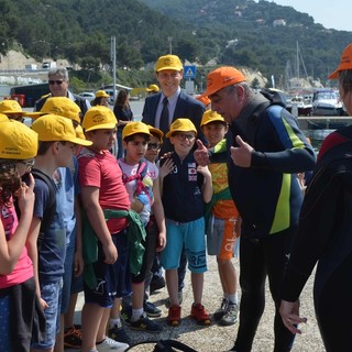 Andora: giornata di pulizia del fondale nel porto. Lezioni in spiaggia e in barca per gli alunni delle scuole