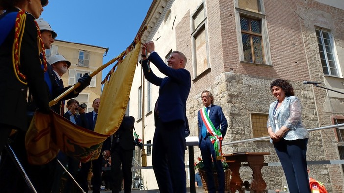 Il Ministro Guerini consegna la Medaglia d’oro al Valore Civile ad Albenga, la cerimonia in piazza San Michele (FOTO e VIDEO)