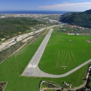 Aeroporto di Villanova: ultraleggero finisce fuoripista, incolumi pilota e passeggero