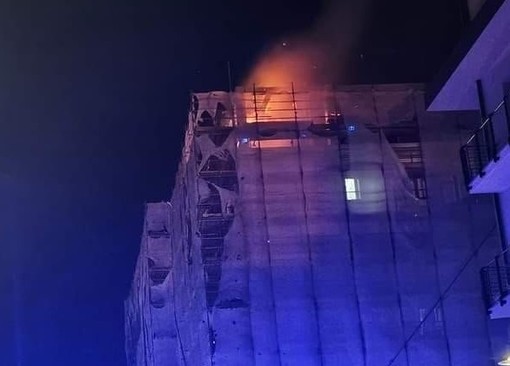 Albenga, in fiamme una palazzina in ristrutturazione: nessun ferito (FOTO)