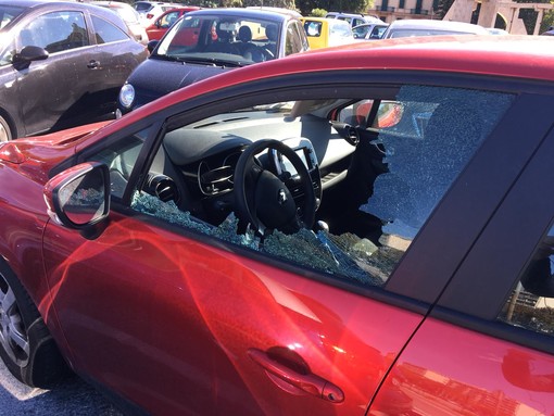 Savona, ancora vetri delle auto in frantumi: una ventina le macchine danneggiate in piazza del Popolo (FOTO)