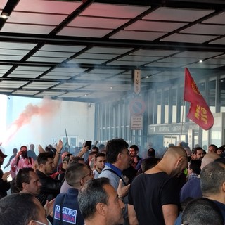 Ansaldo Energia, aeroporto bloccato a oltranza: "Non ce ne andiamo senza garanzie da Roma" (Video) Ansaldo Energia, aeroporto bloccato a oltranza: "Non ce ne andiamo senza garanzie da Roma" (Video)