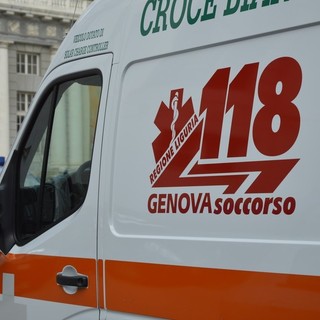 Incidente sul lavoro al porto di Genova. Ferito ad una mano è trasportato all'ospedale San Paolo di Savona