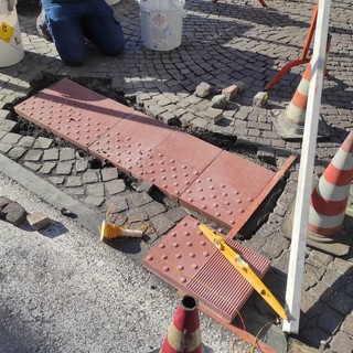 Albenga, in viale Martiri della Libertà la posa della pavimentazione LVE per non vedenti