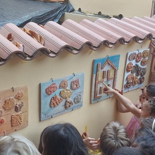Albissola, inaugurati i pannelli in ceramica realizzati dai bambini delle scuole (FOTO)