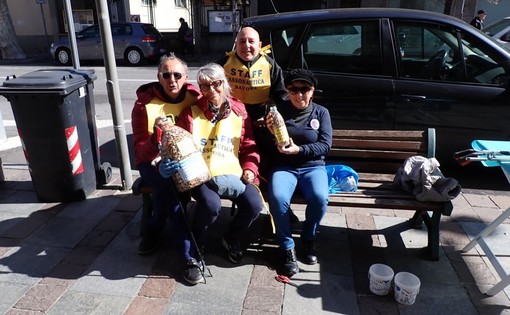 Albisola, Assonautica raccoglie 5500 mozziconi tra le bancarelle del mercato settimanale