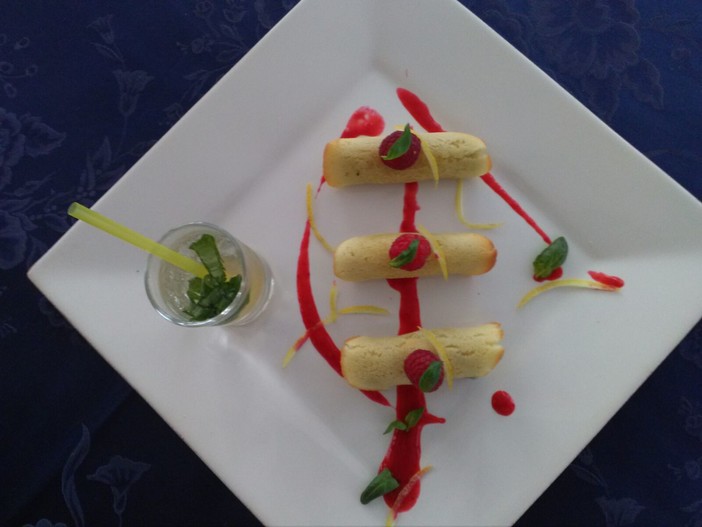 Nella fotogallery, in sequenza: il piatto presentato dal "Migliorini" a "Pesto a parte", gli studenti in gara a "Pesto a parte", i buffet realizzati dai prof. Bove e Mazzara alla scuola "Mazzini-Da Vinci"