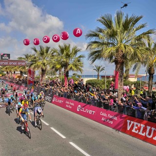 Giro d'Italia: Andora è la città di tappa meglio allestita, un successo il "Trofeo Senza Fine" alto otto metri