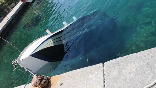 Barca affonda all’isola Gallinara: cinque persone soccorse dalla Guardia Costiera (FOTO)