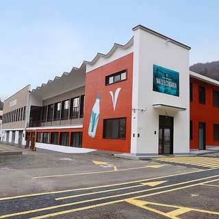 Val Bormida pronta a dissetare il deserto: riparte la produzione di acqua Vallechiara, bottiglie destinate in gran parte ai Paesi del Golfo