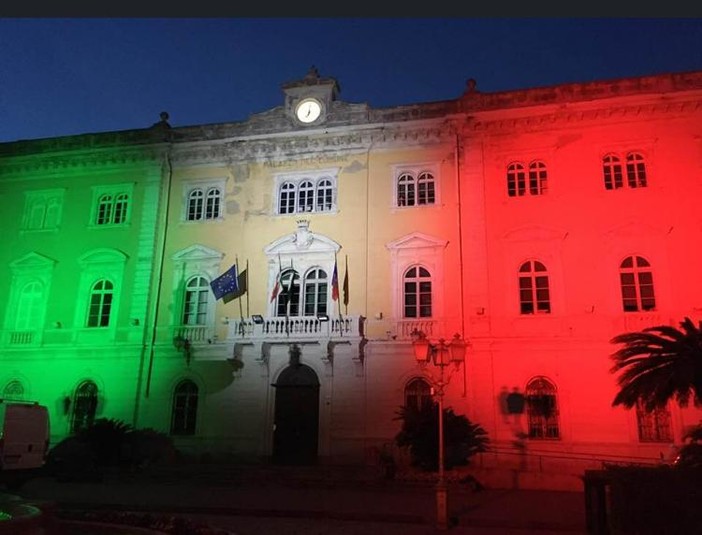 Alassio: la facciata del palazzo comunale brilla di luci tricolori (la FOTONOTIZIA) Alassio: la facciata del palazzo comunale brilla di luci tricolori (la FOTONOTIZIA)