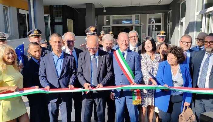Inaugurazione scuola ad Andora, la Flc Cgil attacca: "Mentre il Ministro e i vertici degli uffici scolastici fanno la passerella, i docenti aspettano ancora di essere nominati" Inaugurazione scuola ad Andora, la Flc Cgil attacca: "Mentre il Ministro e i vertici degli uffici scolastici fanno la passerella, i docenti aspettano ancora di essere nominati"