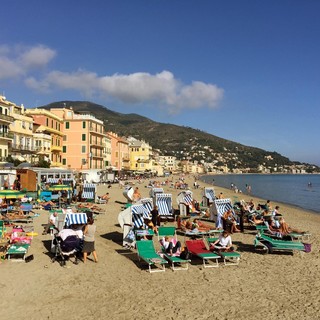 Quando l'estate è a novembre: ad Alassio venti gradi e turisti in spiaggia