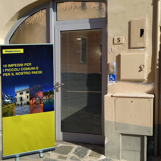 L'ingresso dell'ufficio postale di Arnasco rinnovato