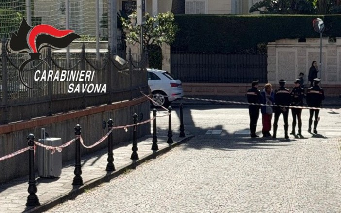 Allarme bomba ad Alassio: trolley sospetto vicino all’Istituto Don Bosco, artificieri lo fanno brillare