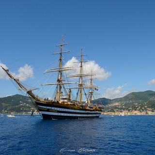 L'Amerigo Vespucci al largo delle coste savonesi: a bordo di essa è avvenuto il passaggio di consegne L'Amerigo Vespucci al largo delle coste savonesi: a bordo di essa è avvenuto il passaggio di consegne