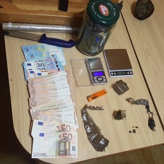 Loano, pusher "collaborativo" arrestato dalla polizia municipale