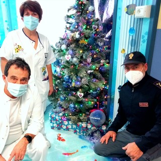 Savona, la Polizia di Stato in visita alla Pediatria del San Paolo per gli auguri di Natale (FOTO)