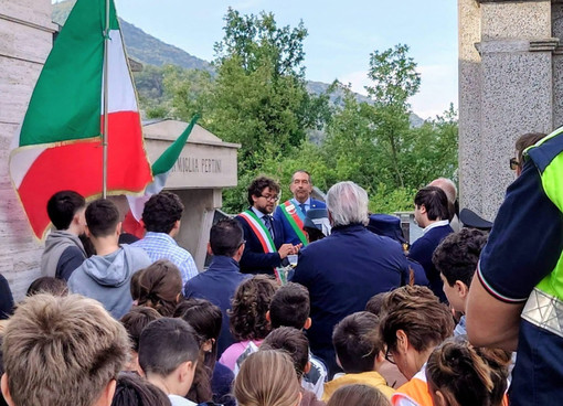 Stella ricorda Sandro Pertini a 130 anni dalla nascita: celebrazioni sulla tomba dell’ex Presidente Stella ricorda Sandro Pertini a 130 anni dalla nascita: celebrazioni sulla tomba dell’ex Presidente