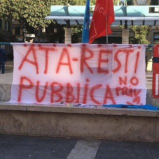 Savona, sciopero Ata, i lavoratori scendono in piazza: &quot;Basta tagli&quot;