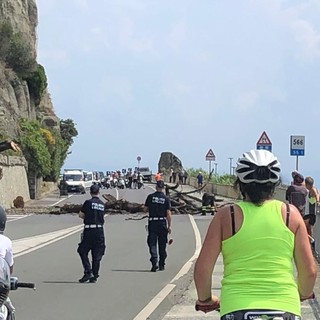Albero pericolante a Celle, intervento dei Vigili del fuoco: disagi alla circolazione (FOTO)