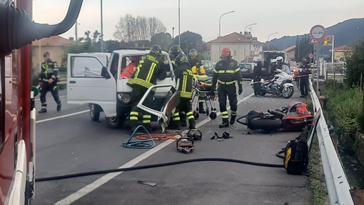 Albenga, scontro moto-camioncino sull'Aurelia: due feriti in codice rosso al Santa Corona (FOTO e VIDEO) Albenga, scontro moto-camioncino sull'Aurelia: due feriti in codice rosso al Santa Corona (FOTO e VIDEO)