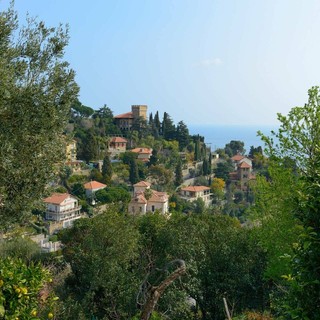 Alassio, tra storia, arte e natura: dalle chiese collinari alle pinacoteche, un invito a scoprire il patrimonio della città