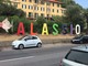 Torna la scritta Alassio all'ingresso di ponente della Città del Muretto