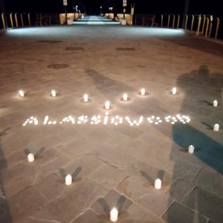 “Alassiowood accende il Molo”: un grande cuore luminoso per dare un messaggio positivo e togliere il velo di tristezza