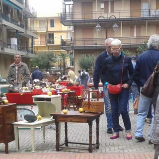 Loano, in corso Europa il Mercatino di Antichità e Collezionismo Loano, in corso Europa il Mercatino di Antichità e Collezionismo
