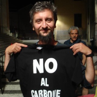 Ascanio Celestini “Il carbone non si deve più bruciare. Vi fanno il campetto di calcio, ma si stanno comprando le vostre vite…”