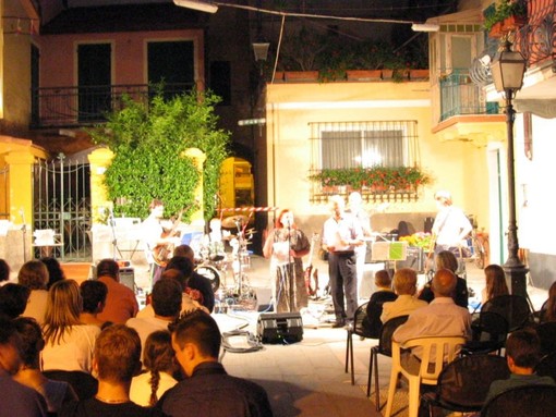 Alassio: jazz e musica moderna in piazza Durante Alassio: jazz e musica moderna in piazza Durante