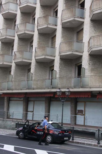 Alassio: indagini dei carabinieri sull'incendio all'ex Hotel Holiday