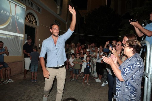 Tovo San Giacomo, bagno di folla per l'olimpionico Matteo Aicardi
