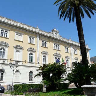 Alassio, minoranza critica: “A Pasqua troppi cantieri privati, cancellate decine di parcheggi”