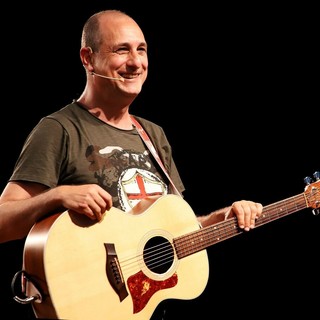 Musica e comicità a Finale Ligure, Andrea Di Marco porta il suo show in piazza Vittorio Emanuele
