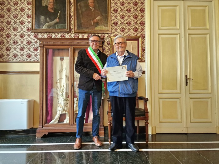 Da oltre 75 anni in vacanza ad Alassio, premiato il turista Simon Pietro Simonelli Da oltre 75 anni in vacanza ad Alassio, premiato il turista Simon Pietro Simonelli