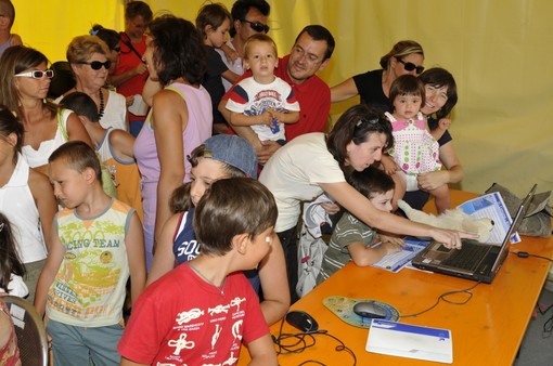 Alassio: inaugurata la rete wi-fi. "Assalto" alle postazioni