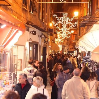 Alassio, shopping prenatalizio all'insegna del Black Friday e con free park