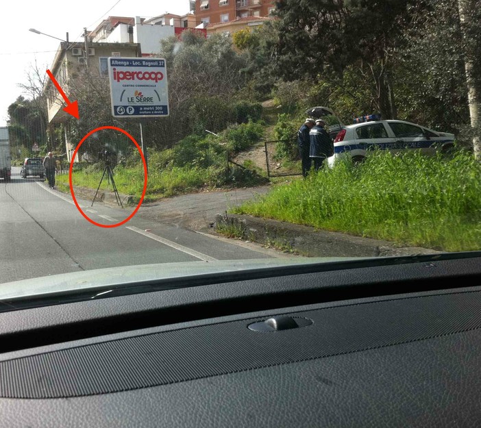 Attento allo Strumento. Avogadro denuncia: il telelaser di Albenga brucia punti e acchiappa soldi Attento allo Strumento. Avogadro denuncia: il telelaser di Albenga brucia punti e acchiappa soldi