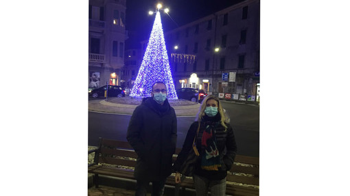 Albisola, acceso l'albero di Natale "della speranza"